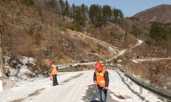 保康公路部门除冰融雪力保雪后交通安全