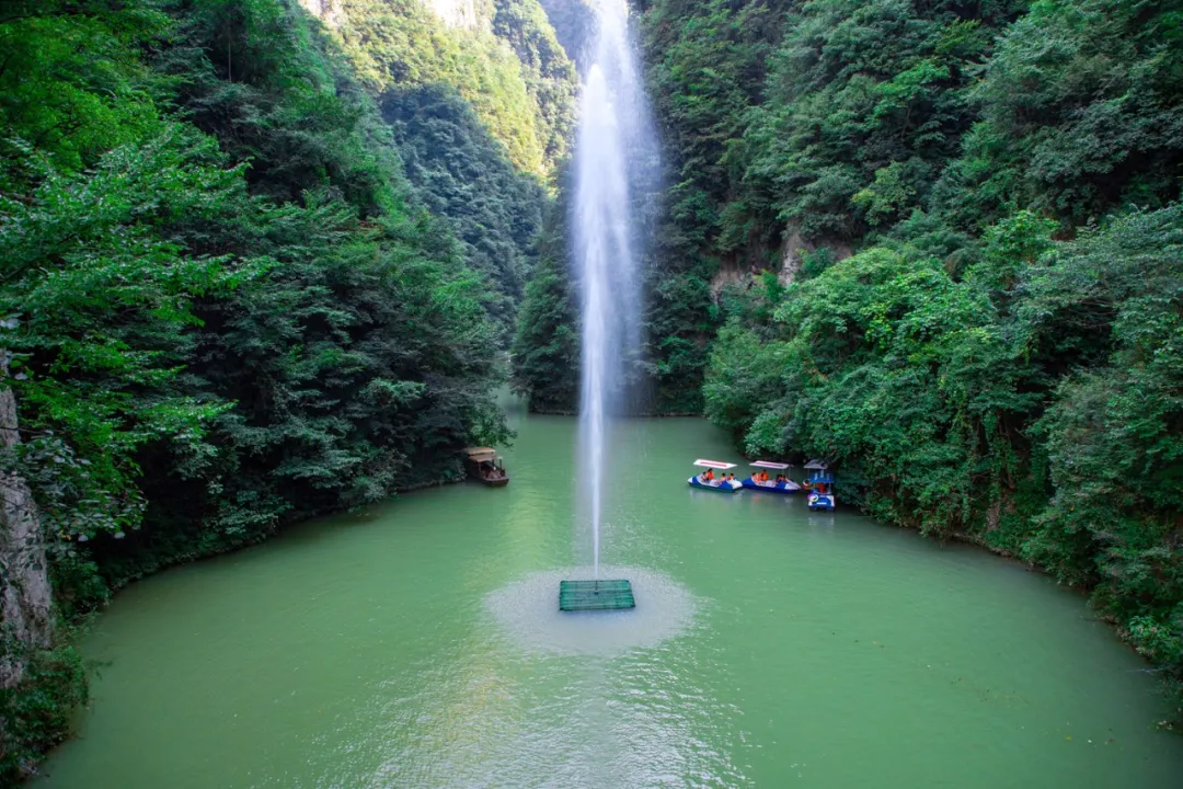 五月的保康五道峡风景区,青山绿水,景色宜人,吸引四面八方的游客前来