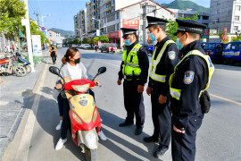 保康警方整治农村道路交通违法