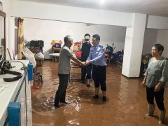 暴雨骤降村民房屋被淹，保康民警紧急驰援夺粮